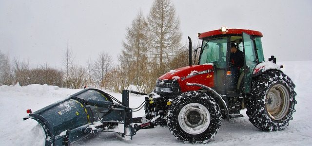 Принимаем заказы на уборку снега трактором!